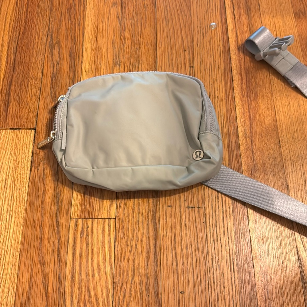 - EUC lululemon Everywhere Belt Bag Black Large 2L